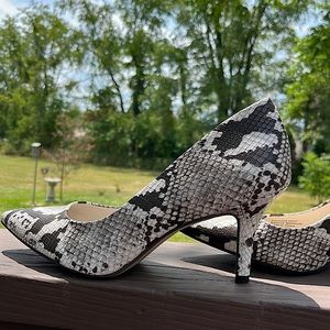 Alfani step n flex white snake print heels